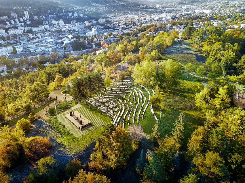 perspective aérienne drone théâtre de verdure Gap Hautes-Alpes gradins béton Ezrati Commine Architectes