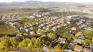 Vue aérienne photoréaliste de logements collectifs en ZAC à Saint-André-de-Sangonis (34) — façades bois et zinc, aménagements paysagers — AJA Architectes-Urbanistes